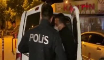 Bursa'da polisin durdurduğu şüphelinin üzerinden 'polis rozeti' ve 'ruhsatsız tabanca' çıktı