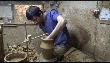 Bursa'da ürettiği el işi seramik yağdanlıkları Avrupa'ya ihraç ediyor