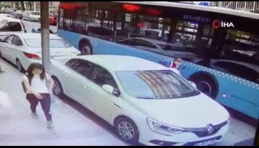 Güpegündüz kuryenin motosikletini çaldı