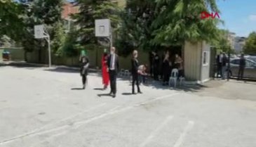 Bursa'da oy kullanmaya yürüteç ile geldi