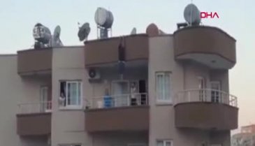 Kendini, binanın çatısından böyle bıraktı!