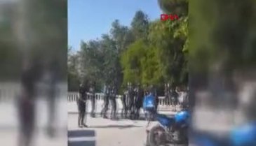 Taksim'de zabıtadan seyyar satıcıya coplu müdahale