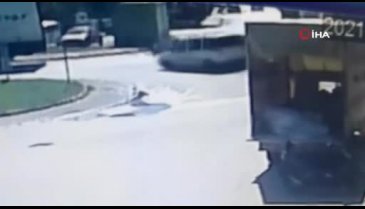 Bursa'da motosiklete aynı anda 2 araç çarptı: 3 yaralı