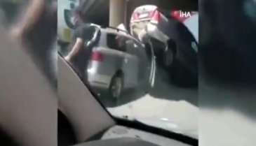 Zincirleme kazada otomobil askıda kaldı