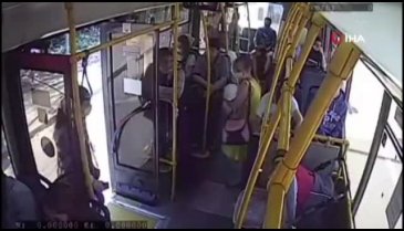 Bebeğin bacağı otobüsün kapısına sıkıştı