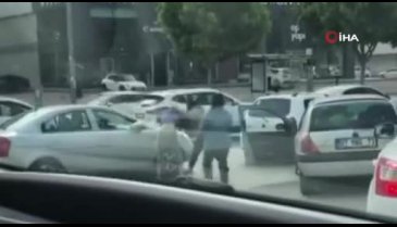 Antalya'da iki kadının, trafikteki saç başa kavgası kamerada