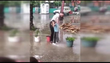 Bursa'da saçaktan akan yağmur suyunda aile boyu duş