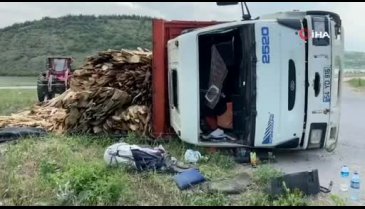 Bursa'da devrilen kereste yüklü kamyonun sürücüsü yaralandı