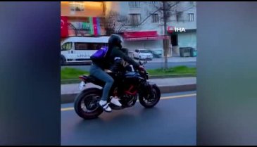 İstanbul trafiğinde "pes" dedirten görüntü: Kız arkadaşıyla motorda yer değiştirdi