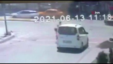 Esenyurt'ta feci kaza! Güvenlik kamerasına böyle yansıdı