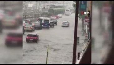 Bursa'da aralıksız yağış yolları göle çevirdi