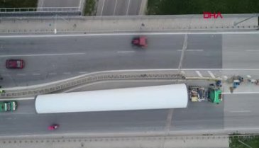 Bursa'da rüzgar türbini gövdesi yüklü TIR'ın dönüşü için yoğun çaba