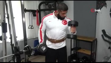 Bursa'da evinin 15 metrekarelik odasında yaptığı antrenmanlarla Avrupa'da şampiyon oldu