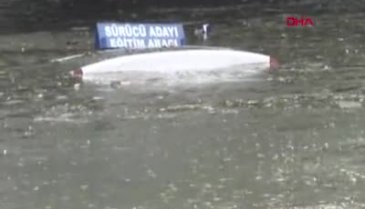 Alt geçitteki araç suya gömüldü