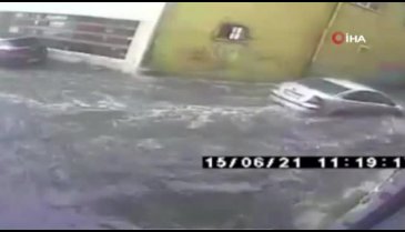 Aracıyla hızla girdiği su birikintisinde mahsur kaldı