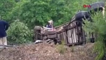 Orhaneli-Bursa yolunda kontrolden çıkan tır refüjü aşıp takla attı