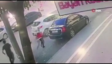 Esenyurt'ta, okuldan eve dönen kız çocuğuna otomobil çarpması kamerada