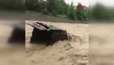 Aracın sele kapıldığı anlar kamerada
