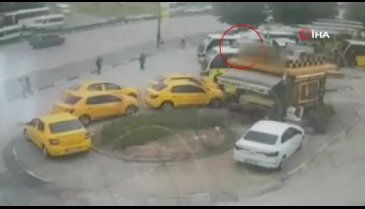 Bursa'da durağa dalan otomobilin 5 kişiyi ezdiği anlar ortaya çıktı