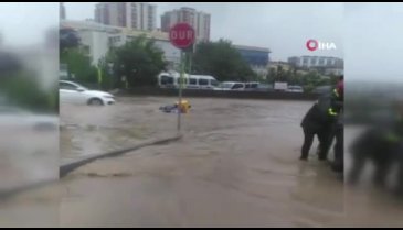 İkitelli'de göle dönen yolda motosiklet sürücülerinin zor anları