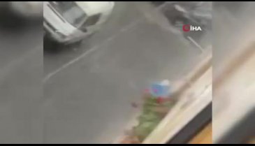 Kafasını köpürte köpürte yağmur suyuyla böyle yıkandı