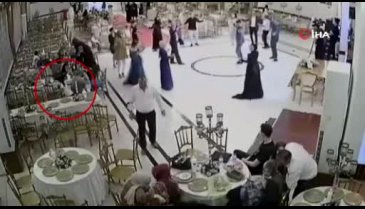 Bursa'da düğün salonundan çanta çalan küçük kız kameralara yakalandı
