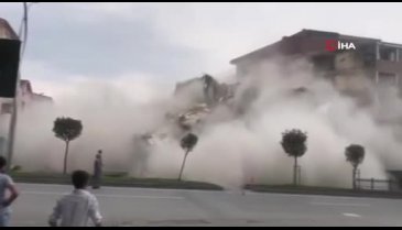 Sakarya'da şehir merkezindeki bina yıkıldı