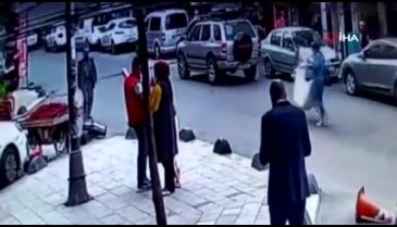 Motosikletin yaşlı adama çarptığı anlar kamerada