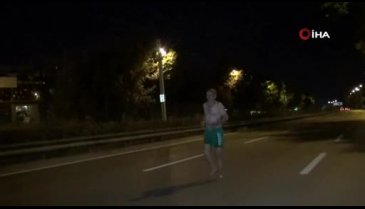 Bursa'da gece yarısı yarı çıplak halde yürüdü!