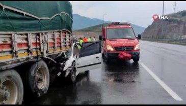 Bursa'da otoyolda tıra çarpan otomobilin sürücüsü feci şekilde can verdi