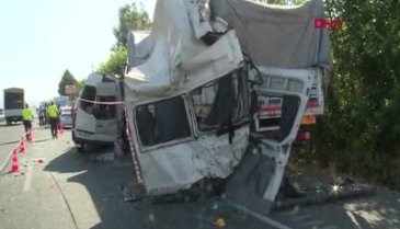 Minibüs ikiye bölündü! 3 ölü, 12 yaralı var