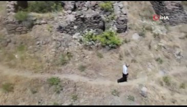 Züğürt Ağa'ya özendi, köyünü satışa çıkardı