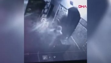 İmamın, müezzine tabureyle saldırdığı anlar kamerada