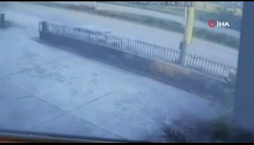 Bursa'da otomobilin beton direğe çarparak parçalandığı kaza kamerada: 3 ölü, 2 ağır yaralı