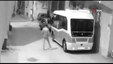 Bursa'da fare deliğinden girdi, minibüsü soydu