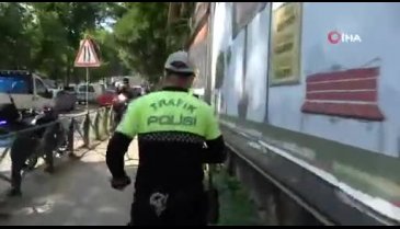 Bursa'da sınava giderken kimliklerini düşüren öğrencileri polis kurtardı