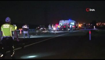 TIR'a arkadan çarpan otomobil hurdaya döndü: 3 ölü, 1 ağır yaralı