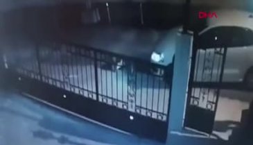 Sokakta oyun oynayan çocuğa otomobil çarptı! Ölümden döndü