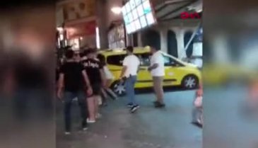 Genç kızların kavgasını ayırmak yerine alevlendirdiler!