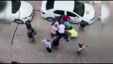 İki aile sokak ortasında birbirine girdi