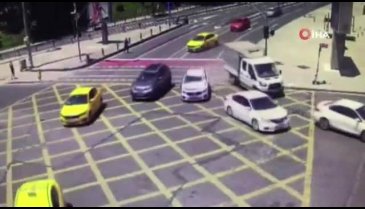 Fren sistemi bozulan otomobil 5 araca çarptı