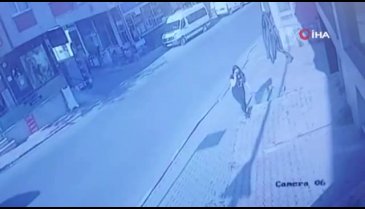 Kontrolden çıkan kamyonetin, iş yerinin duvarına çarptığı anlar kamerada