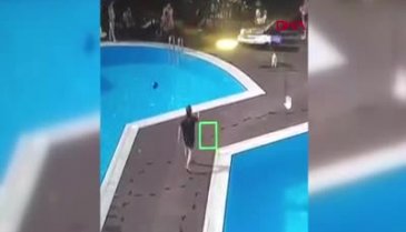 Köpeği tekmeleyen site yöneticisini havuza attı
