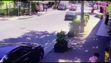Kontrolden çıkan otomobil markete daldı