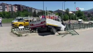 Freni boşalan kamyonet su kanalında asılı kaldı