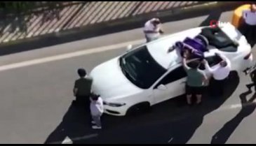 Kaza yapan motokurye otomobilin tavanına uçtu