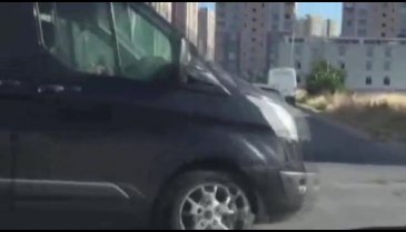Araçla seyir halindeyken boynuna tasma taktığı köpeği peşinden koşturdu