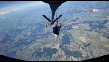 Türk askeri tanker uçağından Polonya F-16'larına havada yakıt ikmali