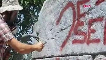 Bursa İznik'in surlarındaki yazılar "kumlama" yöntemiyle siliniyor