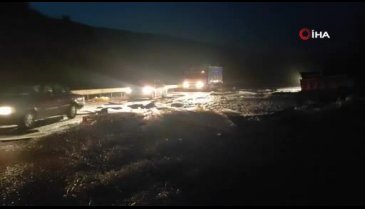 Bursa'da cam şişe yüklü tır devrildi